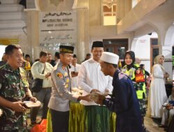 Dihadiri Ribuan Orang, Tradisi Malam Selawe 2025 di Gresik Berjalan Kondusif