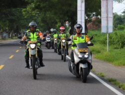 Sinergitas TNI-Polri Patroli Bersama dan Bagikan Bingkisan Kepada Masyarakat