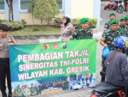 Sinergitas Polres Gresik dan Kodim 0817 Gresik Bagikan Takjil untuk Masyarakat