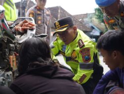 Polres Ponorogo Respon Cepat Bantu Pemudik yang Mengalami Kendala di Jalan