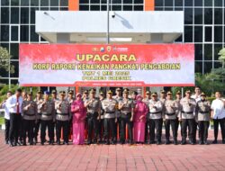 Dua Anggota Polres Gresik Mendapat Penghargaan Kenaikan Pangkat