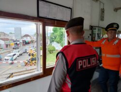 Cegah Kecelakaan, Polres Madiun Kota Gencarkan Patroli di Perlintasan Kereta Api