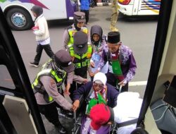 Sigap dan Tulus, Polwan Polres Bojonegoro Dampingi Calon Haji Lansia Menuju Bus