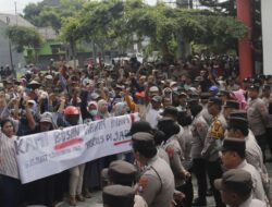 Ratusan Warga Demo Tuntut Penutupan Tambang Pasir di Kali Putih Blitar