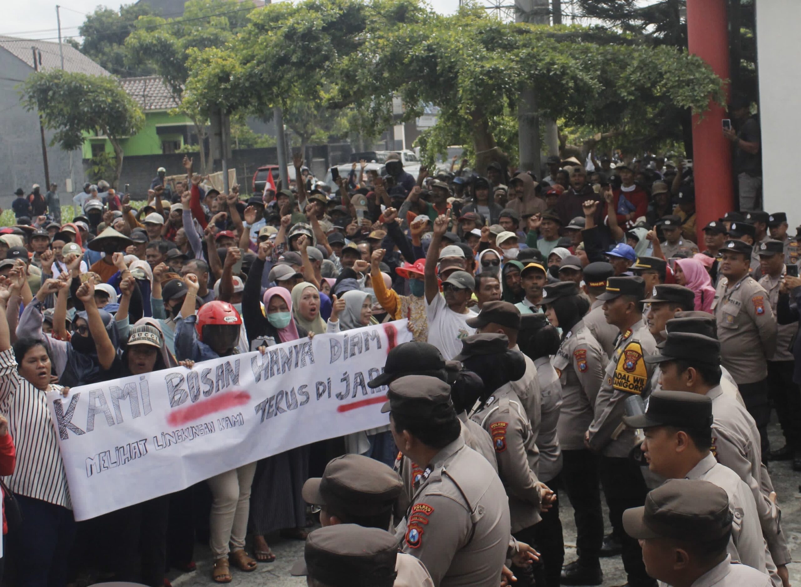 foto : warga dari gabungan empat desa demo di depat kantor DPRD Kabupaten Blitar, kamis(19/06/2025)