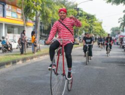 Lebih Meriah, Ribuan Onthelis Ikuti Parade Sepeda Tua Nusantara ke-IV Dalam Rangka Grebeg Suro Ponorogo 2025 