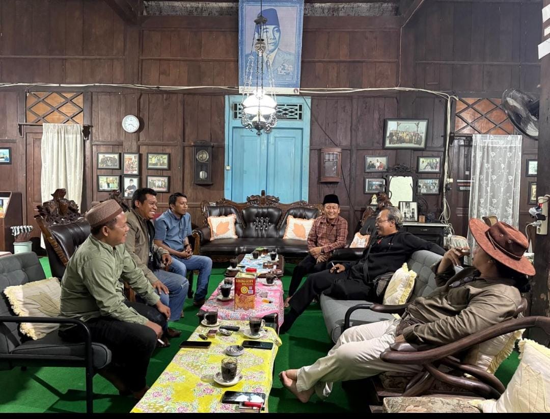 Foto : Mas Joko Pramono berdikusi dengan tokoh penggiat budaya Kediri,Jumat (6/6/2025)