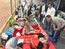 Untuk Keluarga Korban KMP Tunu Pratama, Polresta Banyuwangi dan ASDP Beri Puluhan Selimut dan Matras di Posko Ketapang