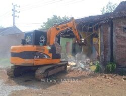 Tanpa Ada Ijin PT KAI Daop 7 Madiun, Empet Warung Prostitusi di Jalan Raya Siman – Ponorogo di Bongkar