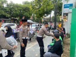 Operasi Patuh Semeru 2025: Polres Ponorogo Bagikan Helm Gratis untuk Ojol, Edukasi Keselamatan Berlalu Lintas