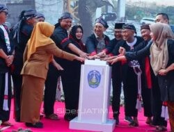 Pemasangan Panel Kepala Merak Monumen Reog Bertepatan Hari Jadi Kabupaten Ponorogo Ke-529