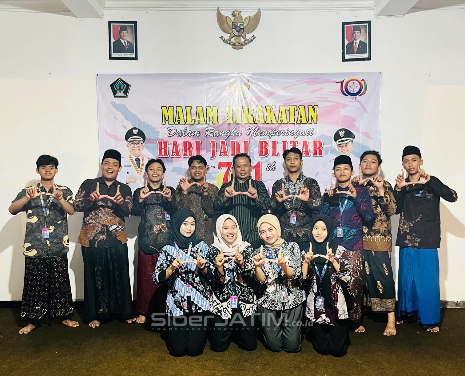 foto : Camat Wonotirto Marhaendra Pudji Rahardja Bersama Mahasiswa KKN UNU Blitar,Senin(4/8).