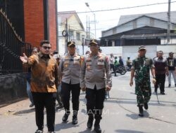 Kapolda Jatim Tinjau Titik Kerusakan di Kediri Raya, Himbau Masyarakat Turut Jaga Kamtibmas