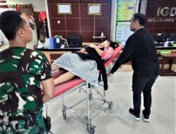 Aksi Heroik, Prajurit Yonif 501/BY Lakukan Aksi Sosial Terhadap Ibu Melahirkan di Tengah Perjalanan