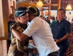 Gusti Purboyo Tunjukkan Sikap Andap Asor Saat Salat Jumat Bersama Sang Kakak, Hangabehi