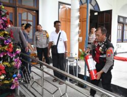 Kapolres Madiun Kota Tinjau Kesiapan Pengamanan Gereja Jelang Misa Natal, Libatkan 500 Personel
