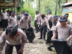 Gerakan Indonesia ASRI : Polres Magetan Gelar Korve di Jalur Pendakian Gunung Lawu