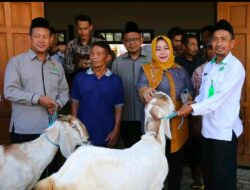 Plt. Bupati Ponorogo Serahkan Bantuan Kambing Baznas untuk Dukung Ekonomi Warga Ngrayun