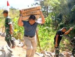 Panggul Tiga Sak Semen Sekaligus, Aksi Samson Ponorogo Curi Perhatian di Desa Bulu Lor