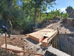 Tak Mau Kalah Dengan Warga Desa Yang Lain, Petani Ini Sempatkan Diri Terlibat TMMD Ke-129