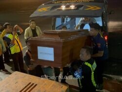 Tim DVI Polda Jatim Kembali Serahkan Jenazah Korban KM Mutiara Sentosa II Asal Sumatera dan Sulawesi kepada Keluarga