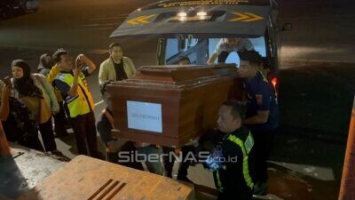 Tim DVI Polda Jatim Kembali Serahkan Jenazah Korban KM Mutiara Sentosa II Asal Sumatera dan Sulawesi kepada Keluarga