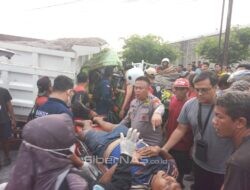 Sigap, Kabagops Polres Ponorogo Bersama Anggota Bantu Korban Laka Lantas di Babadan
