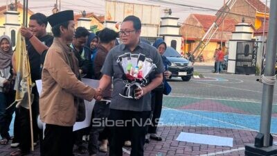PMII Ponorogo Serahkan “Buket Obat” ke Kejari, Simbol Suara Rakyat dan Pemberantasan KKN