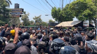 Bikin Resah…!, Massa Berpakaian Preman Diduga Kelompok PSHT Pimpinan M. Taufiq, Bentrok Tak Terhindarkan Dengan Aparat 